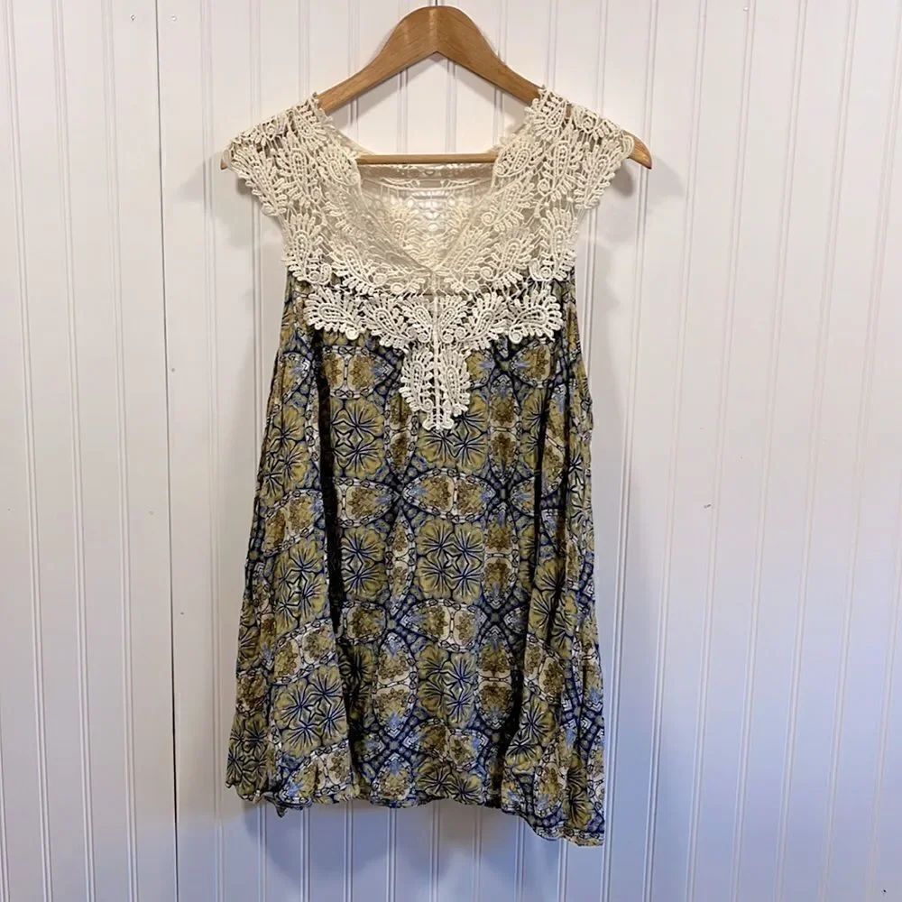 Umgee lace sleeveless blouse 